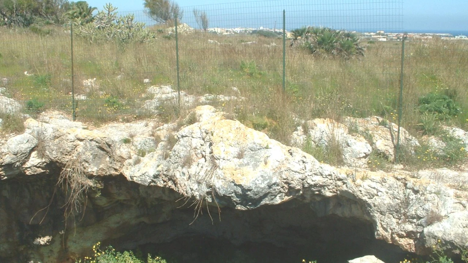Marzamemi, verso Portopalo la Grotta Calafarina si sviluppa per 123 metri: ceramiche dall’Età del Rame al Bronzo