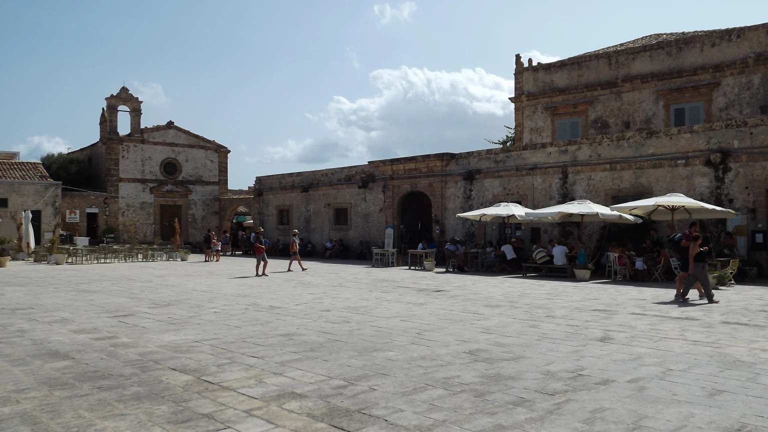 Marzamemi, due chiese nella stessa piazza: come distinguere l’antica dalla nuova