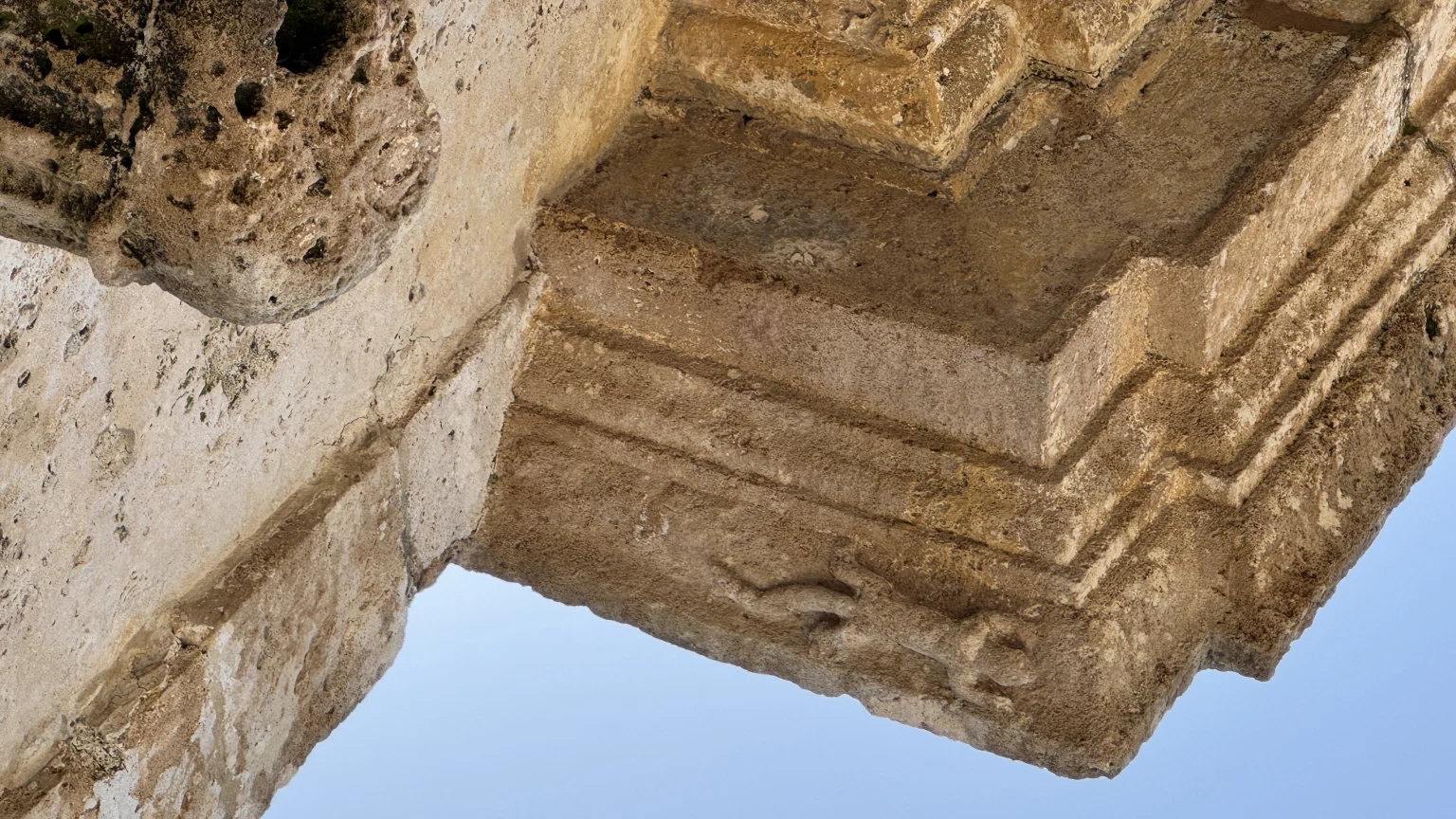 Marzamemi, i gocciolatoi del Palazzo Villadorata finiscono in volti umani: il dettaglio da cercare in piazza